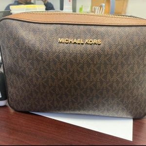 Used Michael kors bag, crossbody.